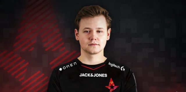 Snappi stands in for Xyp9x on Astralis CSGO