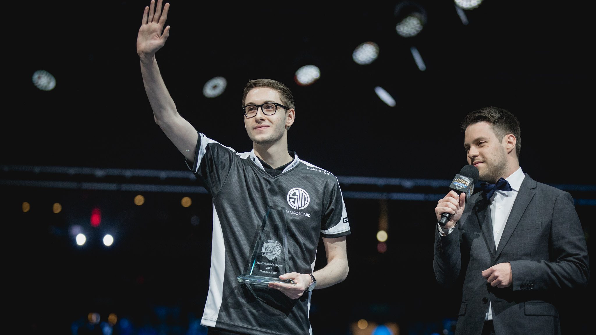 Bjergsen waves as he wins the 2017 LCS MVP award