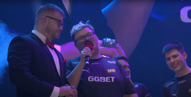 Boombl4 proposes to girlfriend on PGL Major stage.