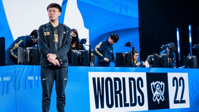 Worlds 2022 League of Legends RNG Royal Never Give Up 100 Thieves CTBC Flying Oyster Gen.G group stage