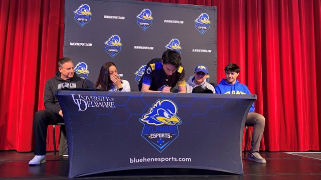 Smash Ultimate pro signs a letter of intent to attend the University of Delaware
